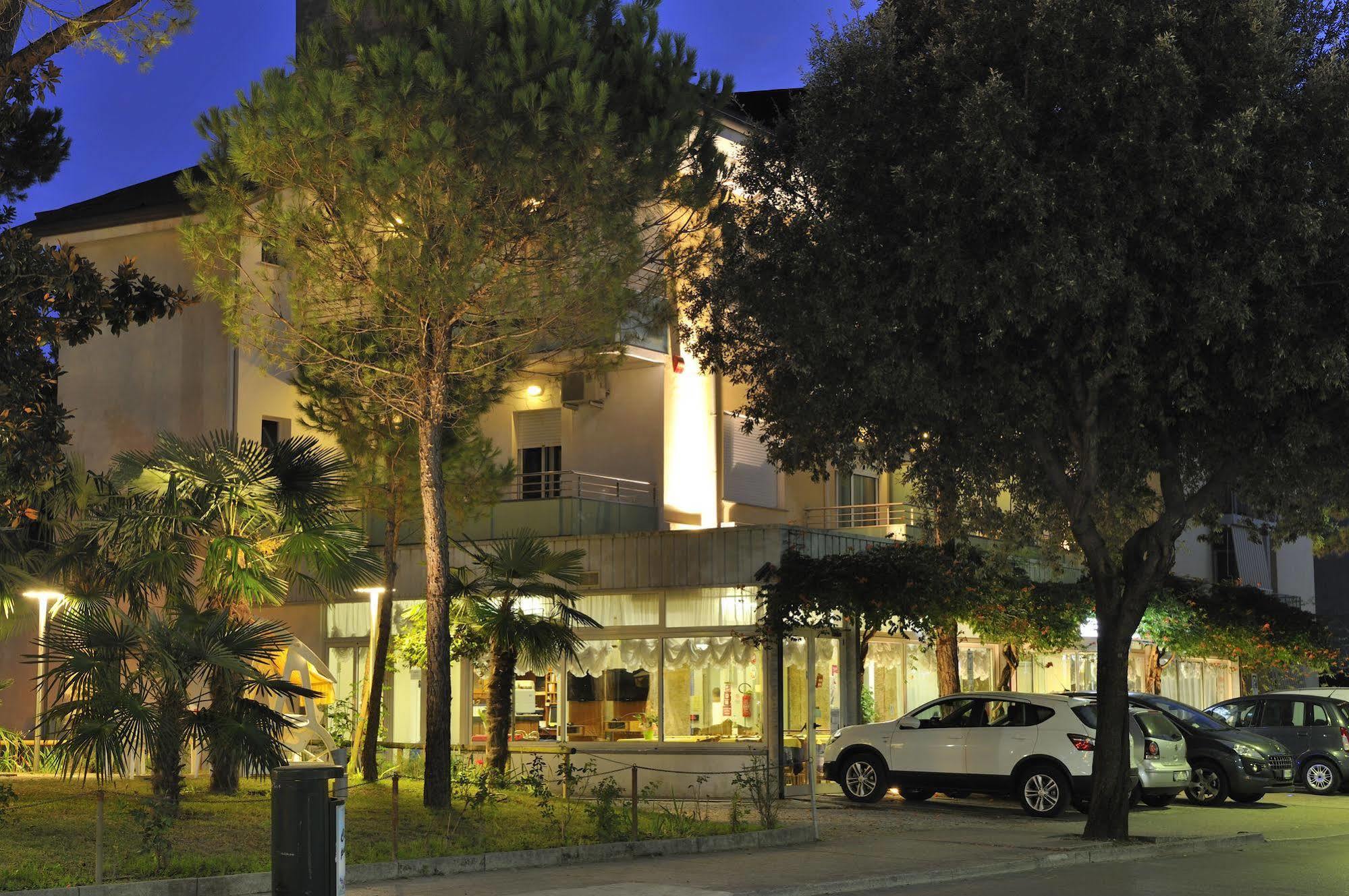 Hotel Mimosa ลินญาโน ซับเบียโดโร ภายนอก รูปภาพ