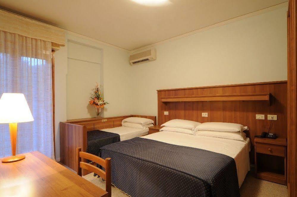 Hotel Mimosa ลินญาโน ซับเบียโดโร ภายนอก รูปภาพ